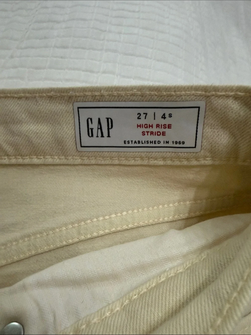 NWOT Gap high rise stride wide leg Jean color Ecru size 27/4 length short